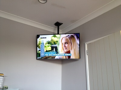 what a fabulous ceiling mounted tv